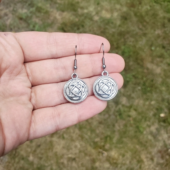 New Handmade Silver Celtic Knot Triquetra Earrings - Picture 8 of 16